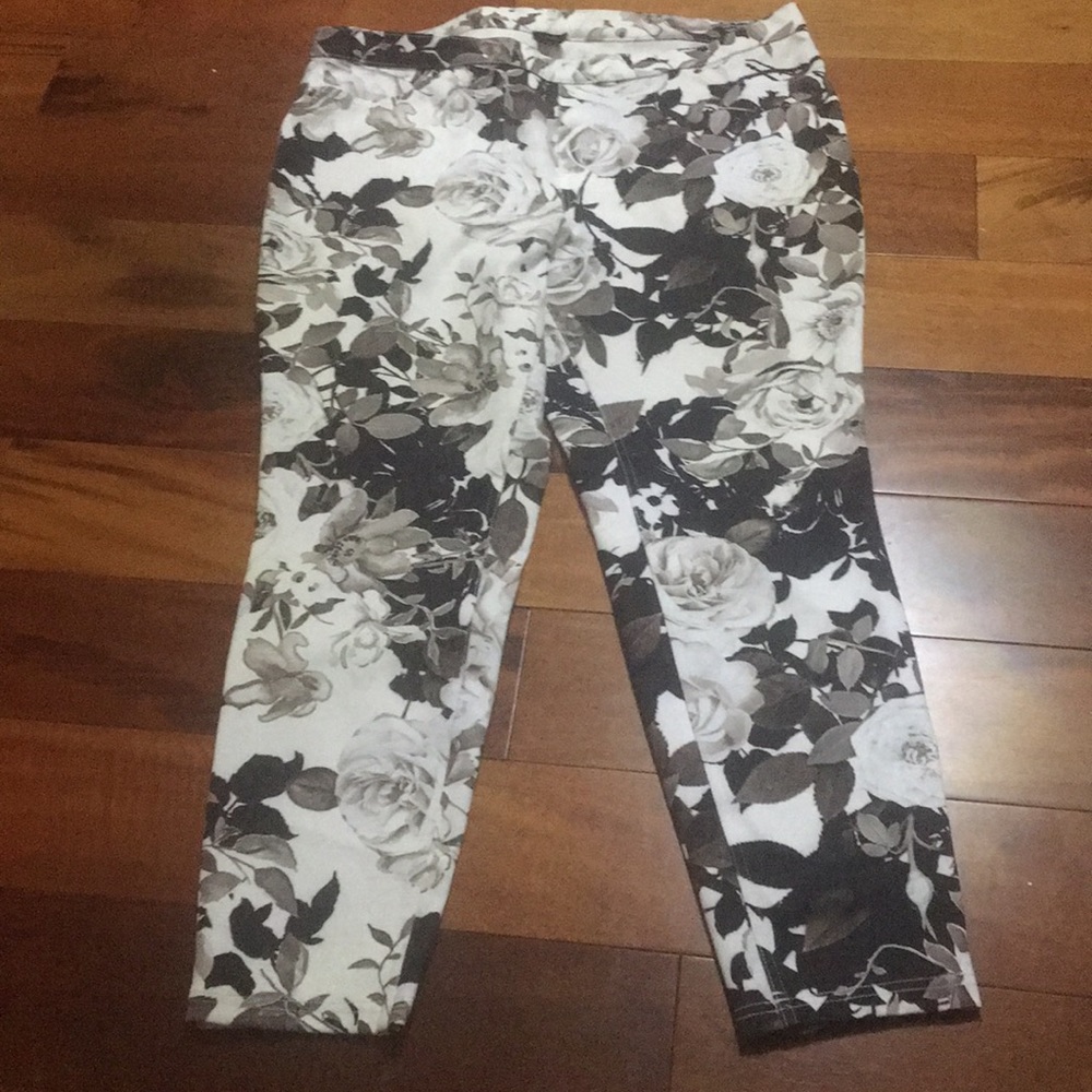 Cute black white floral hue stretchy pants